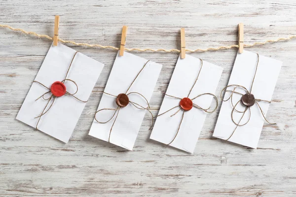 Envelopes clássicos brancos pendurados na corda do cordel — Fotografia de Stock