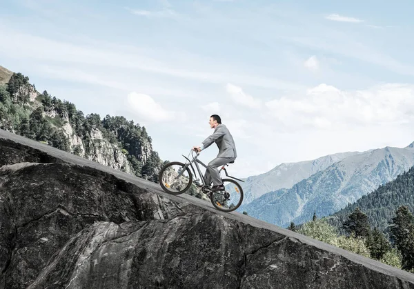 Uomo Affari Salita Bicicletta Paesaggio Naturale Con Spazio Copia Uomo — Foto Stock