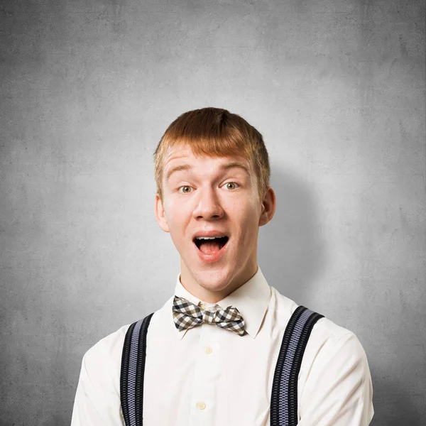 Gelukkige Tiener Met Een Brede Glimlach Emotionele Roodharige Jongen Heeft — Stockfoto