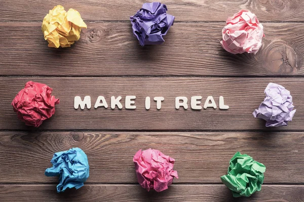 Que sea una frase real en la mesa de madera y bolas de papel alrededor — Foto de Stock