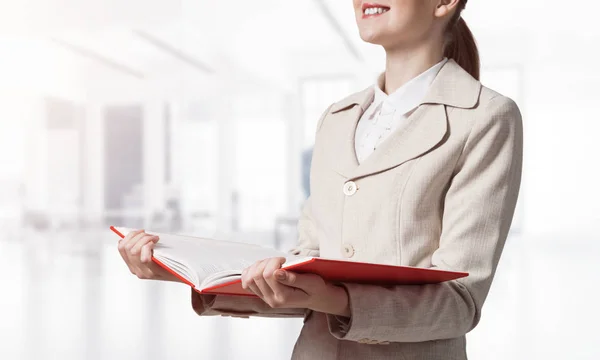 Geschäftsfrau mit offenem Notizbuch — Stockfoto