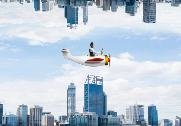 Affärsman Som Flyger Litet Flygplan Två Moderna Urbana Världar Ligger — Stockfoto