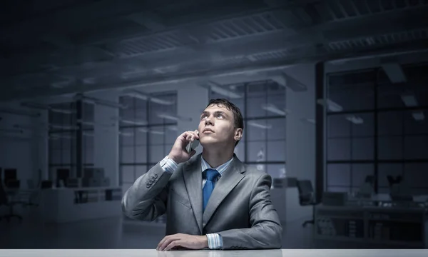 Junger Mann Telefoniert Und Blickt Nach Oben Geschäftsmann Schreibtisch Konferenzraum — Stockfoto