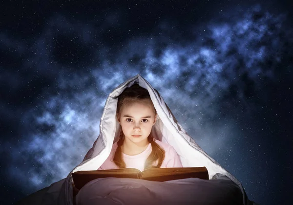 Menina Lendo Histórias Mágicas Cama Antes Dormir Uma Criança Bonita — Fotografia de Stock