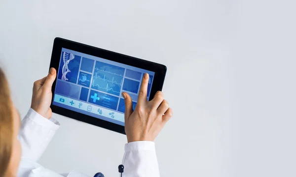 Fechar as mãos do médico do sexo feminino trabalhando com computador tablet pc — Fotografia de Stock