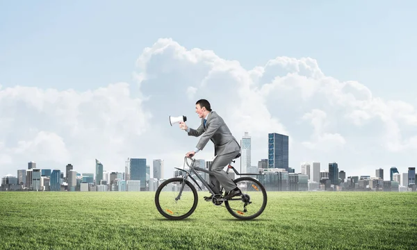 Empresario Con Megáfono Bicicleta Día Soleado Campaña Marketing Publicidad Gerente — Foto de Stock