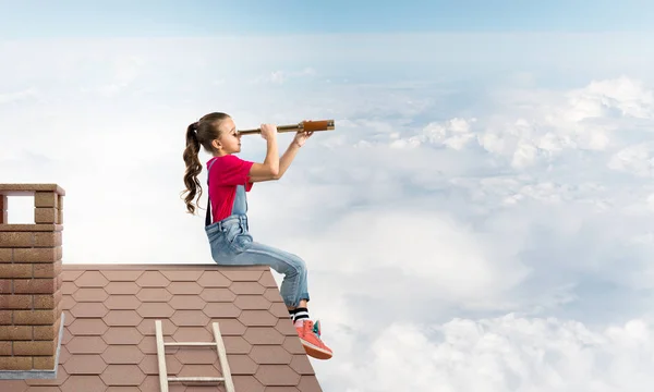 可爱的小女孩坐在房顶上 看着望远镜 — 图库照片