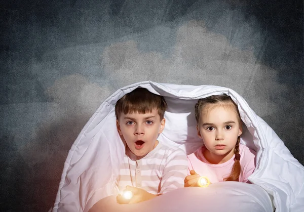 Skrämde Barn Med Ficklampor Liggande Sängen Lillasyster Och Bror Gömmer — Stockfoto