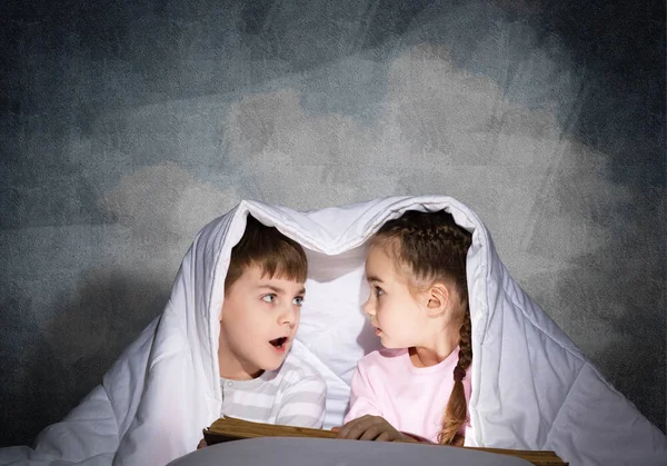 Испуганные Девочка Мальчик Смотрят Друг Друга Одеялом Дети Читают Сказки — стоковое фото
