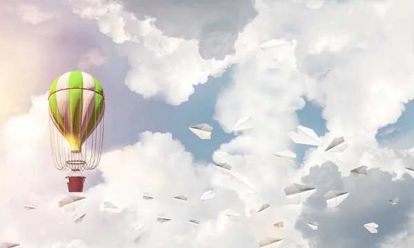 Летящий воздушный шар в воздухе. — стоковое фото