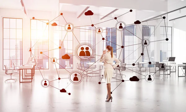 Elegante Geschäftsfrau Modernem Büro Mit Handy Und Sozialem Verbindungskonzept Gemischte — Stockfoto