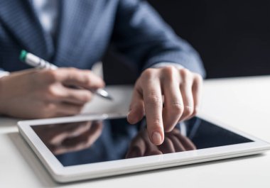 Erkek el ekran dijital tablet dokunmadan