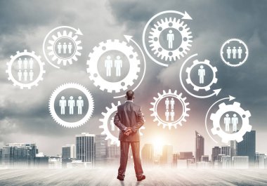 Modern şehir manzarası ve vites bağlantısı fikrine bakan işadamlarının arka planı