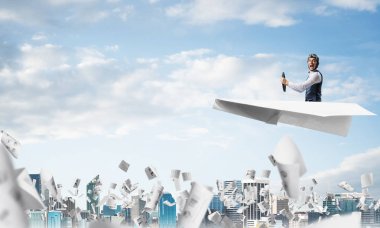 Çığlık atan pilot kağıt düzlemde oturuyor ve direksiyonu tutuyor. Havacı infographics ile düşen kağıt levhalar üzerinde mavi gökyüzünde kağıt uçak sürüş. Gökdelenler ve ofis binaları ile Cityscape