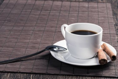 Tahta masada bir fincan sade kahve.