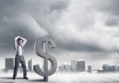 Öfkeli genç işadamı taş gibi bir sembolle kaza yapacak.