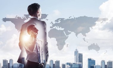 Zarif iş adamının arkası dönük ve cep telefonuyla konuşurken iki kez görüntülenmesi.