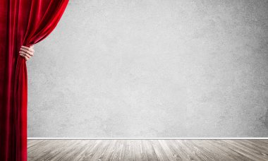Perde arkasında beton duvar ve el açma
