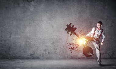Boş iç mekandaki azimli iş adamı bacak tekmeleme taş figürü ile kırılıyor.