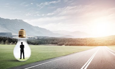 Genç işadamı asfalt yolda ampulün içinde mahsur kaldı.