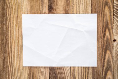 Kağıt yaprağıyla sanatçı işyeri