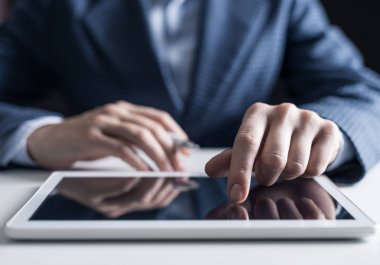 Erkek el ekran dijital tablet dokunmadan