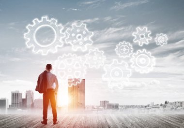 Modern şehre bakan ve vites düzeneği çizen işadamlarının arka planı