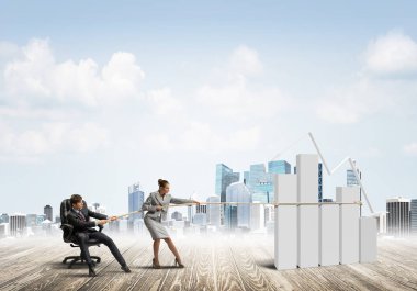 İş adamları güç ve kontrolün sembolü olarak grafiği halatla çekiyorlar