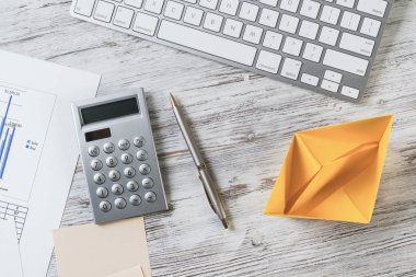 Turuncu kağıt gemi ile üst görünüm ofis çalışma alanı