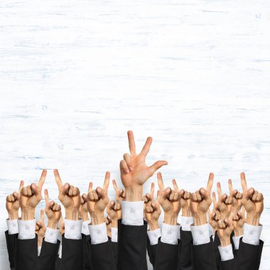 Bir grup iş adamı ahşap arka planda jestler gösteriyor.