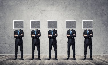 Baş yerine monitörlü iş adamları..