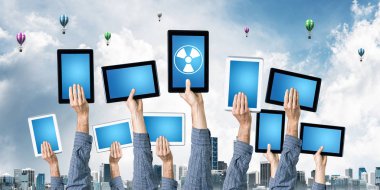Tablet bilgisayarını boş mavi ekranla gösterme kuyruğunda adamın ellerini kapat