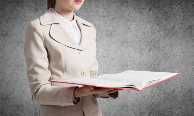 Açık kitap tutan iş kadını