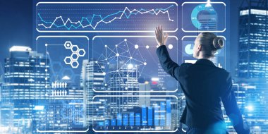 Sanal panel ve gece şehir vasıl geçmiş çalışma iş kadını arkadan görünüm