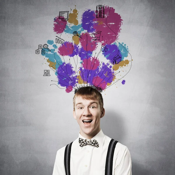 快乐的红头发学生 开朗的微笑计划着你的一天 任务分配算法和多任务概念 创造力和问题的解决 聪明的男孩 背景在灰色的墙壁上 头顶上画着涂鸦 — 图库照片