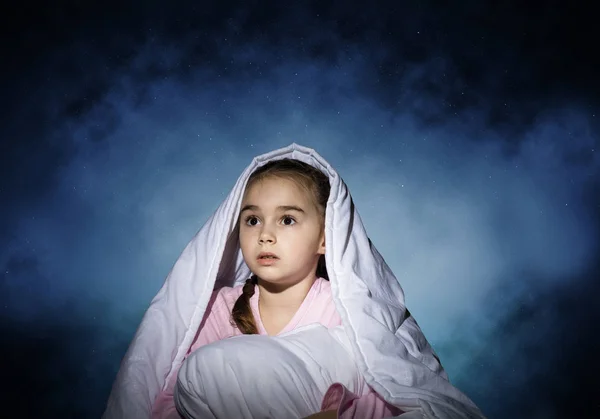 Испуганная Девушка Подушкой Одеялом Испуганный Ребенок Лежит Дома Постели Маленькая — стоковое фото