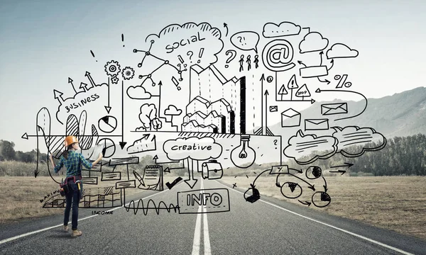 Açık havada mühendis kadının arka planı ve ekrana konsept çizimi