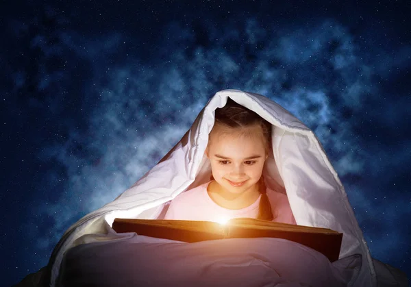 Una Niña Absorta Leyendo Libro Cama Antes Irse Dormir Niño — Foto de Stock