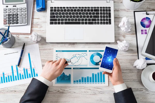 Empresario usando smartphone en el escritorio de la oficina — Foto de Stock