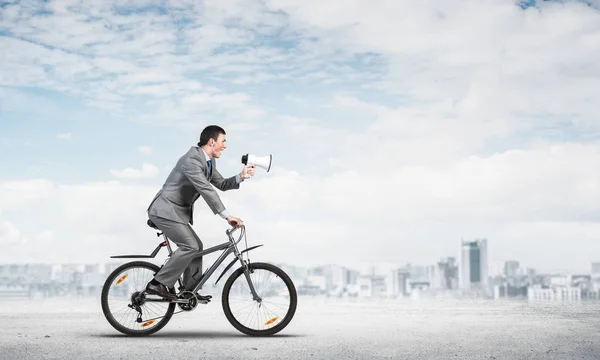 Geschäftsmann Mit Megafon Auf Dem Fahrrad Sonnigen Tagen Marketing Und — Stockfoto