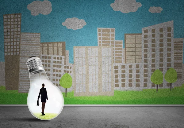 Geschäftsfrau Glühbirne Gegen City Konzept — Stockfoto