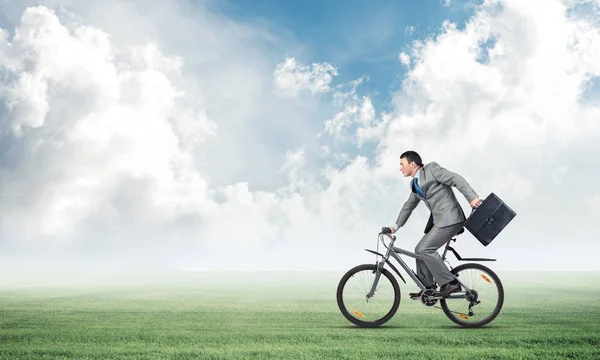 Junger Mann Mit Fahrrad Auf Grünem Gras Geschäftsmann Eilt Mit — Stockfoto