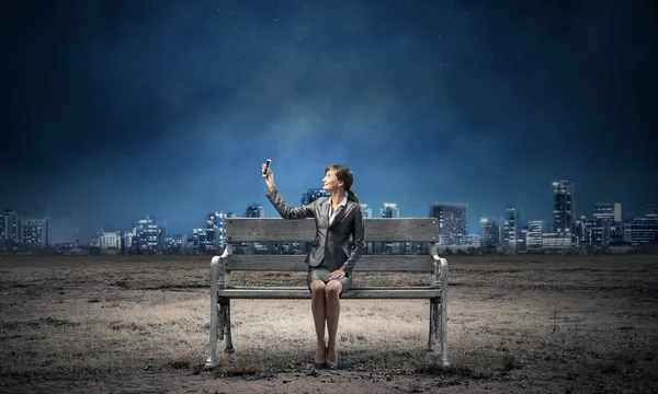 Zakelijke Vrouw Met Smartphone Met Verhoogde Hand Aantrekkelijk Meisje Toont — Stockfoto