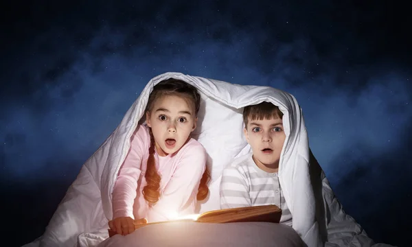 Crianças Lendo Histórias Assustadoras Cama Antes Dormir Miúda Rapaz Pijama — Fotografia de Stock