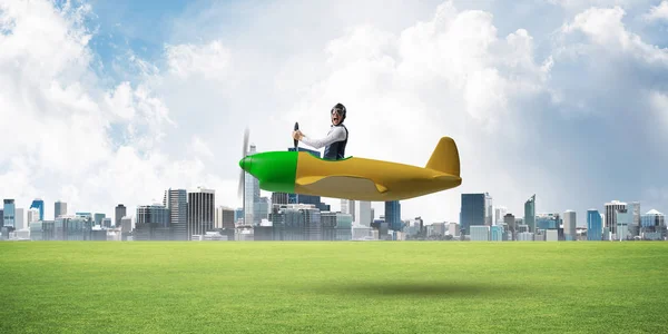Νέος Αεροπόρος Που Οδηγάει Μικρό Ελικοφόρο Αεροπλάνο Σύγχρονη Μητρόπολη Ψηλά — Φωτογραφία Αρχείου