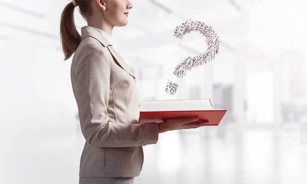 Attraktive Frau Mit Offenem Notizbuch Mit Fragezeichen Aus Buchstaben Unternehmensberatung — Stockfoto