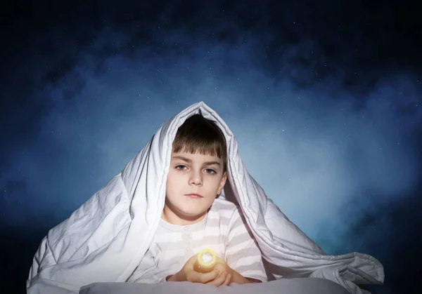 Criança Séria Com Lanterna Escondida Sob Cobertor Miúdo Atento Deitado — Fotografia de Stock