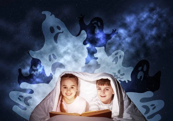 Ευτυχισμένα Μικρά Παιδιά Που Διαβάζουν Μαγικά Παραμύθια Στο Κρεβάτι Αδελφός — Φωτογραφία Αρχείου
