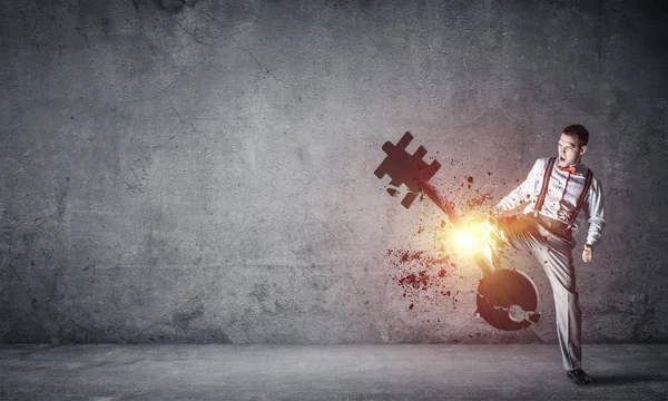 Boş iç mekandaki azimli iş adamı bacak tekmeleme taş figürü ile kırılıyor.