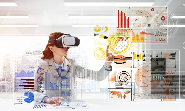 Affärskvinna Kostym Med Hjälp Virtual Reality Goggles Sittande Inuti Ljusa — Stockfoto